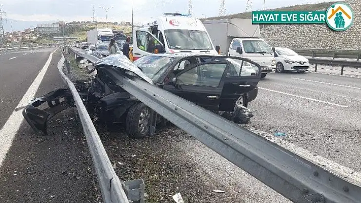 TEM Otoyolu'nda otomobil bariyerlere saplandı: 4 yaralı