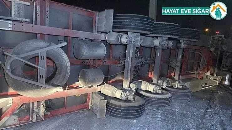 TEM Otoyolu'nda tır devrildi: 2 yaralı