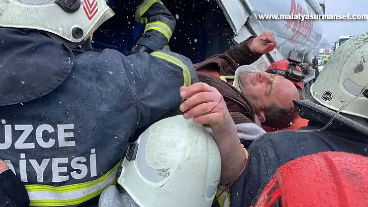 TEM Otoyolu'nda zincirleme kaza, onlarca araç birbirine girdi