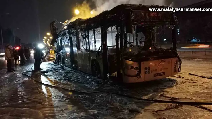TEM Otoyolunda alev alev yanan İETT otobüsünde patlamalar meydana geldi