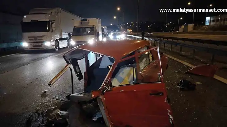TEM Otoyolunda feci kaza: Araç ikiye bölündü