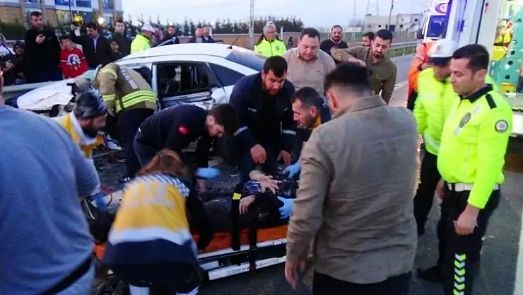 TEM Otoyolu'nda iki otomobil kafa kafaya çarpıştı: 4 yaralı