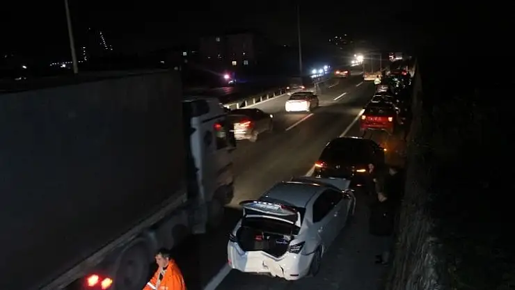 TEM'de 5 araç birbirine girdi, kilometrelerce kuyruk oluştu