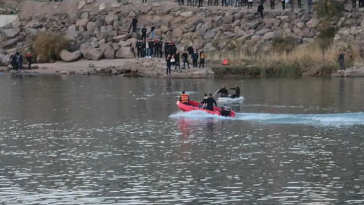 Terliğini Almak İsterken Akıntıya Kapılan Çocuk Kayıp