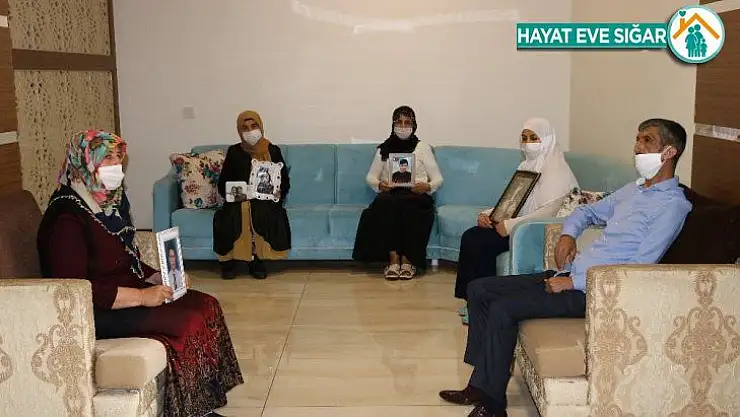 Terörün pençesinden evlatlarını kurtarmak için oturma eyleminde olan aileler, bayrama buruk giriyor