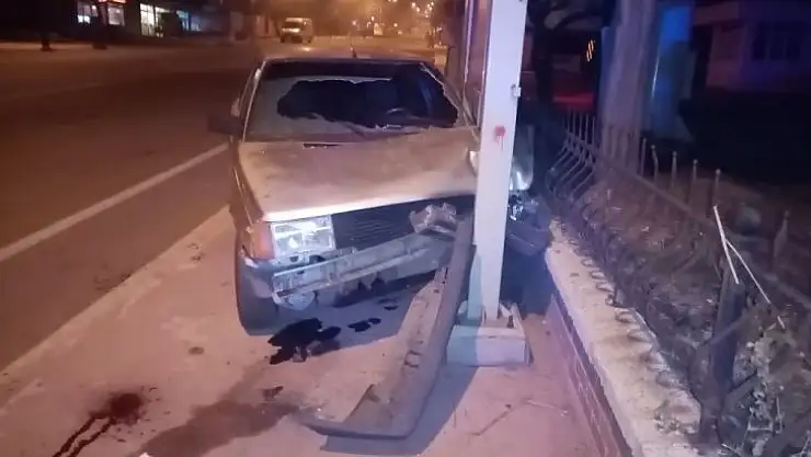 Ters yöne giren araç tabelaya çarptı: 1 yaralı