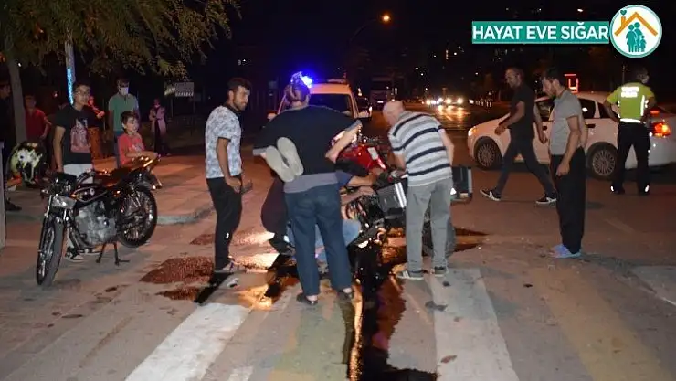 Ters yöne giren otomobil motosiklet ile çarpıştı: 3 yaralı