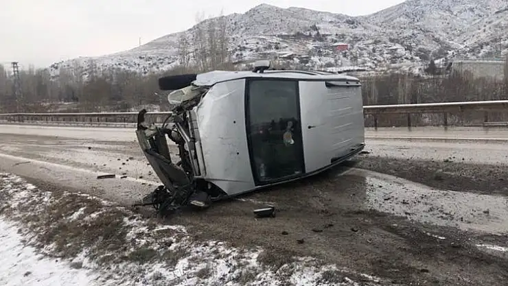 Ticari araç bariyerlere çarpıp yan yattı: 3 yaralı