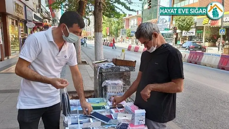 Tıp fakültesini kazanan kızını okutmak için maske satıyor