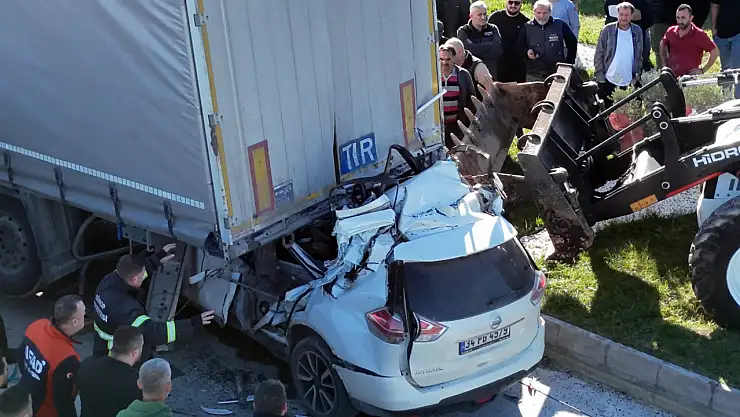 Tır Altına Giren Otomobilde Öğretmen Sürücü Can Verdi