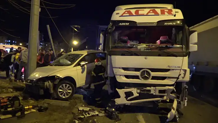 Tır ile otomobil çarpıştı, 1 kişi öldü, 4 kişi yaralandı