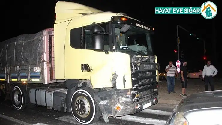 Tır kamyoneti sürükledi: 3 yaralı