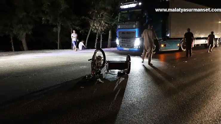 Tır motosiklete çarptı: 2 ağır yaralı