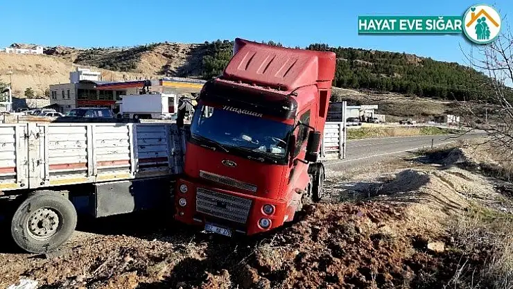 Tır motosikletle çarpıştı: 1 ölü, 1 yaralı