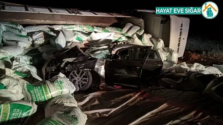 Tır otomobilin üzerine devrildi: 1 ölü