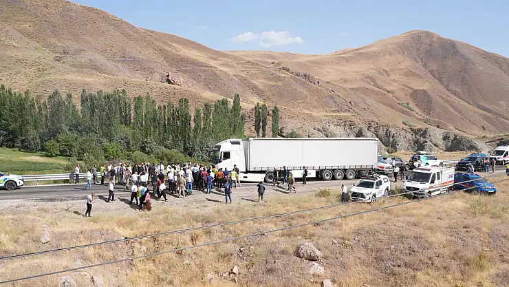 Tır ve Araç Çarpıştı Olay Yerinde 3 Kişi Öldü