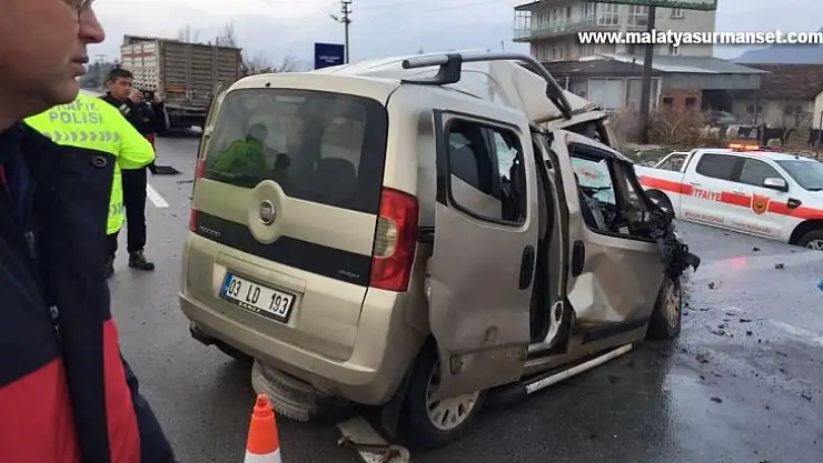 Tıra arakadan çarpan hafif ticari araç 4 kişiye mezar oldu