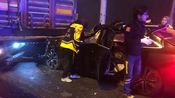 Tıra Çarpan Otomobildeki 4 Kişi Hayatını Kaybetti