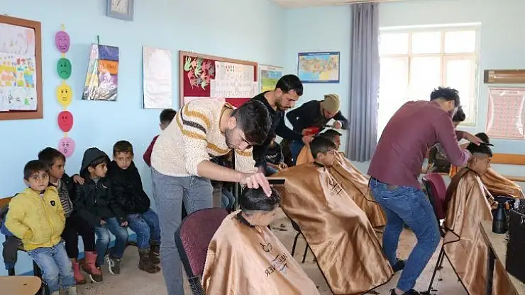 Tıraş takımlarını alıp köy okullarının yolunu tuttu