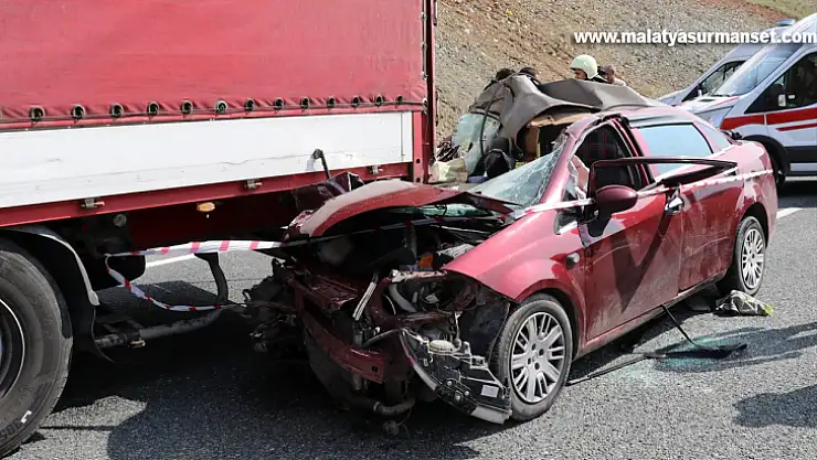 Tırın dorsesine çarpan otomobildeki 2 kişi öldü, 3 kişi yaralandı