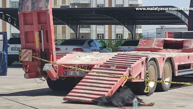 Tırın yükleme rampasının altında kalan işçi öldü
