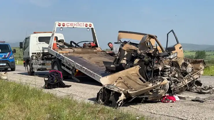 Tırla çarpışan otomobildeki 2 kişi öldü