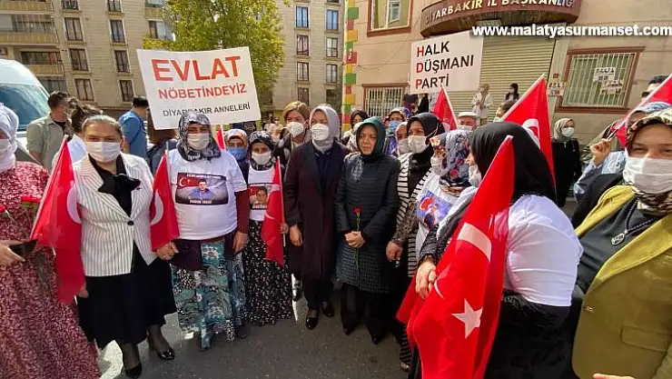 TMMB Başkanı Şentop'un eşi Sabriye Şentop ve milletvekili eşlerinden eylemdeki ailelere ziyaret