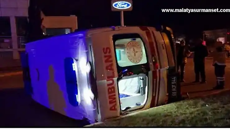 Tokat'ta ambulansla otomobil çarpıştı: 3 sağlıkçı yaralandı
