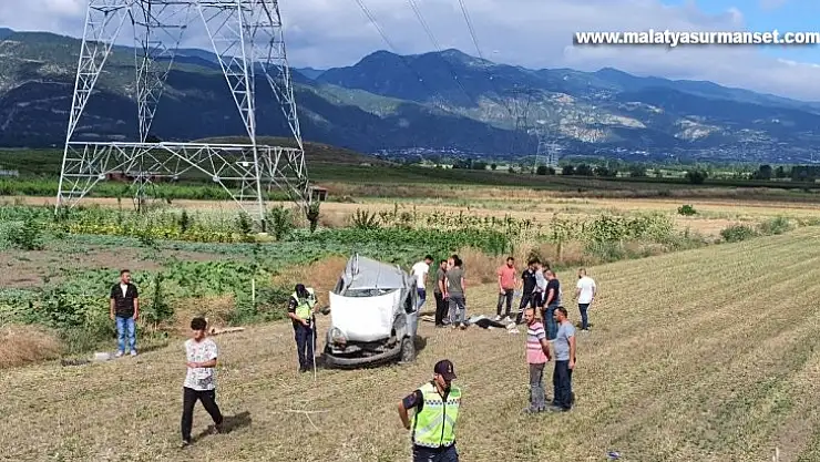Tokat'ta hafif ticari araç tarlaya devrildi: 5 yaralı