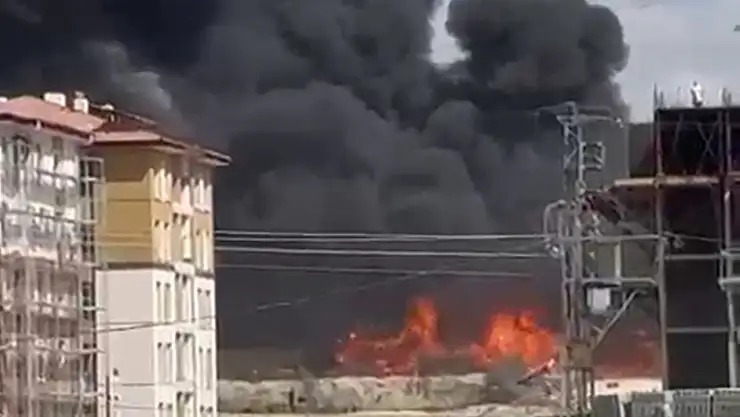 TOKİ şantiyesi alanında çıkan yangın evlere sıçradı