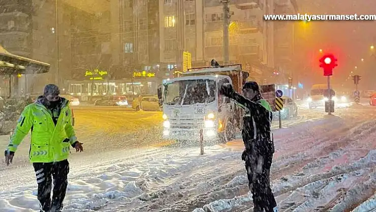 TOMA'lar kar küredi, trafik polisleri yolda kalan araçlara yardım etti