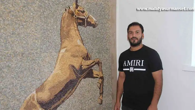 Topladığı atık taşları sanat eserine dönüştürüyor