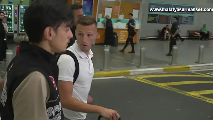 Trabzonspor'un prensip anlaşması sağladığı futbolcu Mislav Orsic İstanbul Havalimanı'na geldi