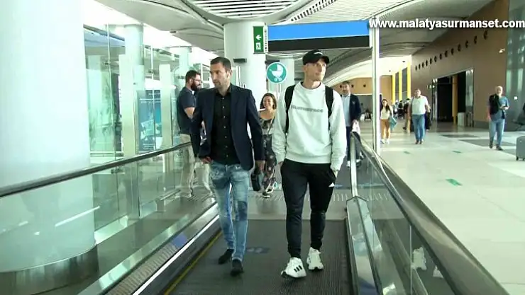 Trabzonspor'un yeni transferleri Larsen ve Doğucan, İstanbul'a geldi