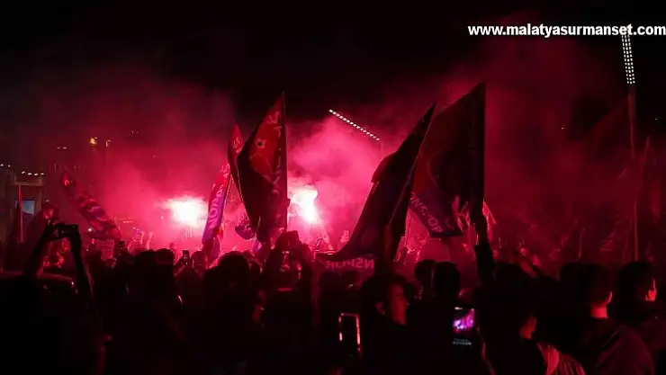 Trabzonsporlu taraftarların Taksim'de şampiyonluk coşkusu