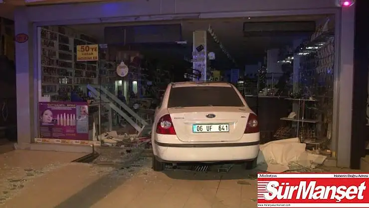 Trafik kazasına karışan aracın mağazaya girme anları kamerada