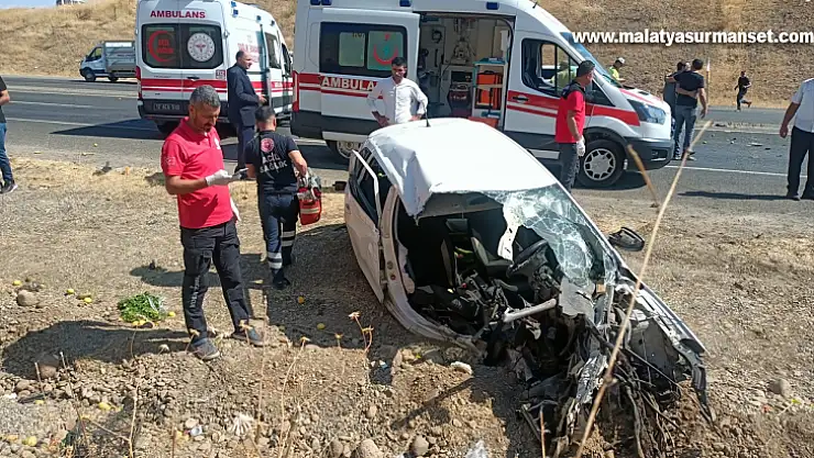 Trafik kazasında 1 kişi öldü 2 kişi ağır yaralandı