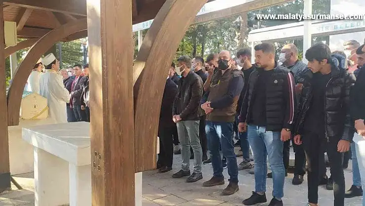 Trafik kazasında hayatını kaybeden 20 yaşındaki genç kız son yolculuğuna uğurlandı