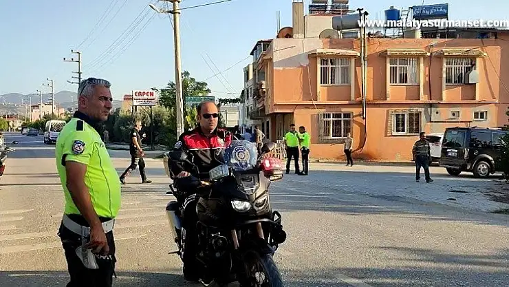 Trafik kazasını izlemeye gelen 2 kişi bir anda kavgaya tutuştu