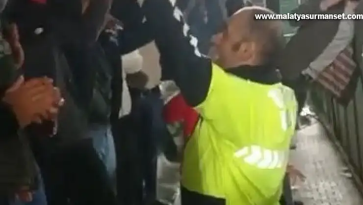 Trafik polisi, amatör maçtaki tartışmayı 'amigoluk' yaparak sonlandırdı