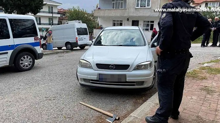 Trafikte tartıştıkları 2 kişiyi baltayla yaraladılar