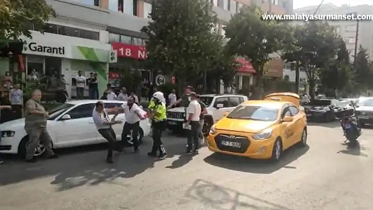 Trafikte tekmeli, sopalı yol verme kavgası