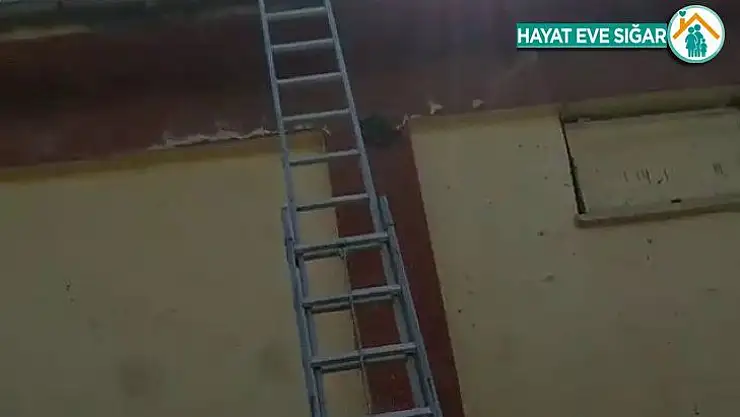 Trafonun üzerinde mahsur kalan genci itfaiye kurtardı