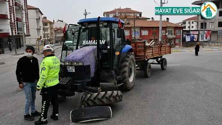 Traktör ile otomobil çarpıştı: 4 yaralı