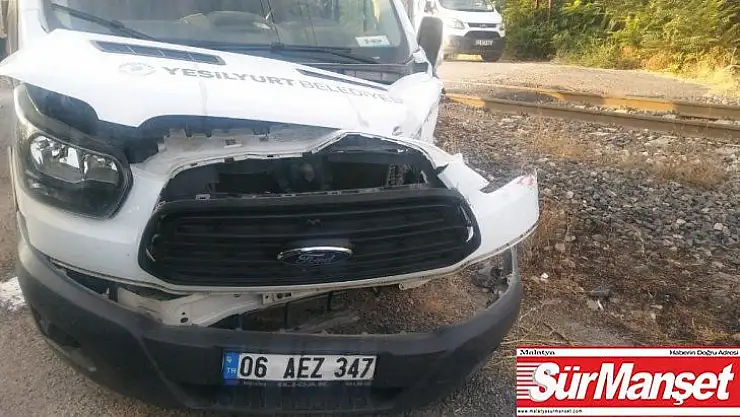 Tren kamyonete çarptı, 1 yaralı