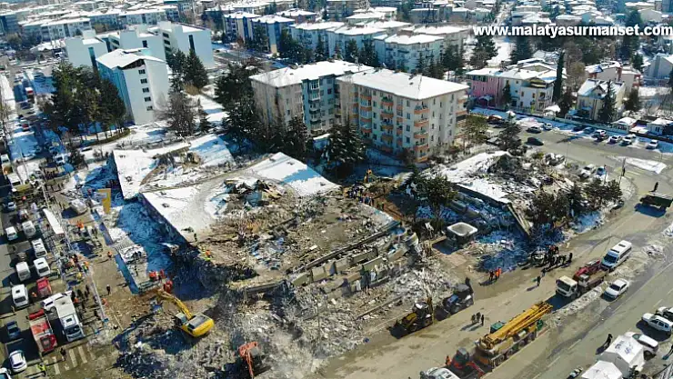 TSK arama-kurtarma ekipleri, enkaz alanında vatandaşların bulunması için yoğun çaba sarf ediyor