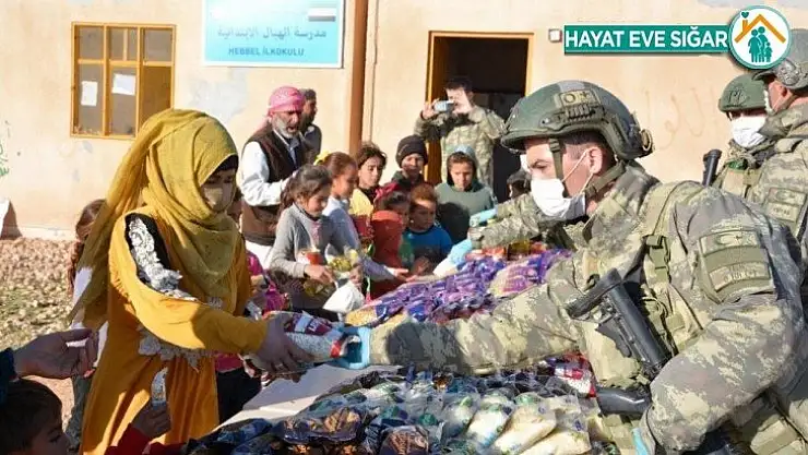 TSK'dan Barış Pınarı bölgesindeki çocuklara gıda ve kırtasiye yardımı