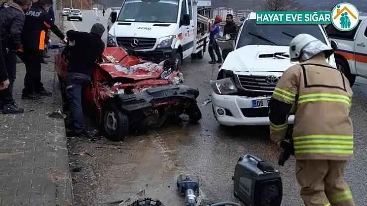 Tunceli-Elazığ karayolunda trafik kazası: 2 ölü, 1 yaralı