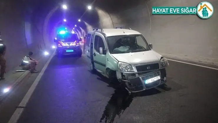 Tünel duvarına çarpan araç sürücüsü yaralandı