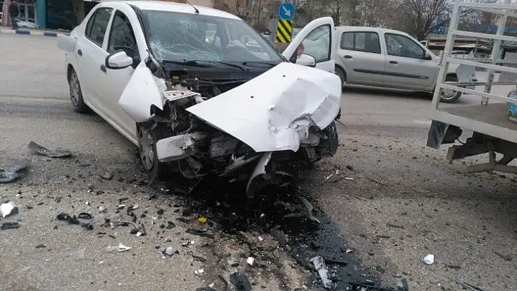 Tüp dolu kamyonetle otomobil çarpıştı faciadan dönüldü